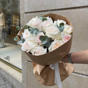 Blumenstrauß 'White roses with eucalyptus Chale'