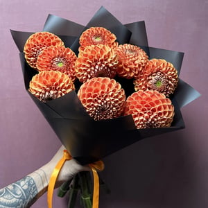 Bouquet 'Orange dahlias, 9 stems, black'