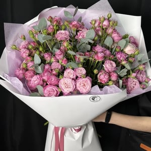Blumenstrauß aus 15 Spray-Rosen mit Eukalyptus