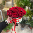 Blumen in einer Box mit roten Rose