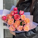 Blumenstrauß 'Pfingstrosen und rosa Tulpen'