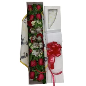 Caja con rosas y fresas con chocolate