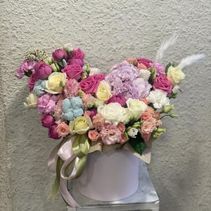 Hat box with flowers 'Schneewalzer'