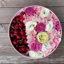 Caja de flores 'Flores con cerezas en una caja'