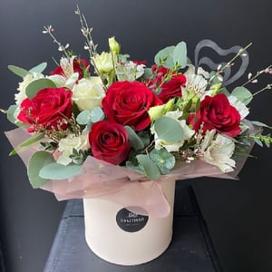 Hat box with flowers 'Colors of love'