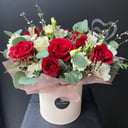 Hat box with flowers 'Colors of love'