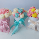 Komposition aus Kerzen in einer Box