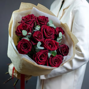 Bouquet '11 roses rouges avec de l’éucalyptus'