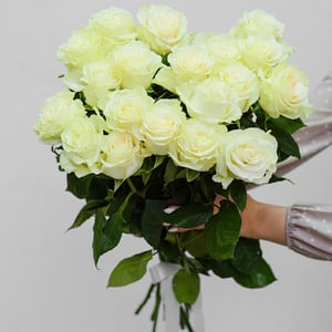 Bouquet of 19 roses Mondial