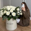 Hat box with flowers 'Bouquet of white roses'