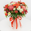 Coral reef: Hat box with white Chrysanthemums