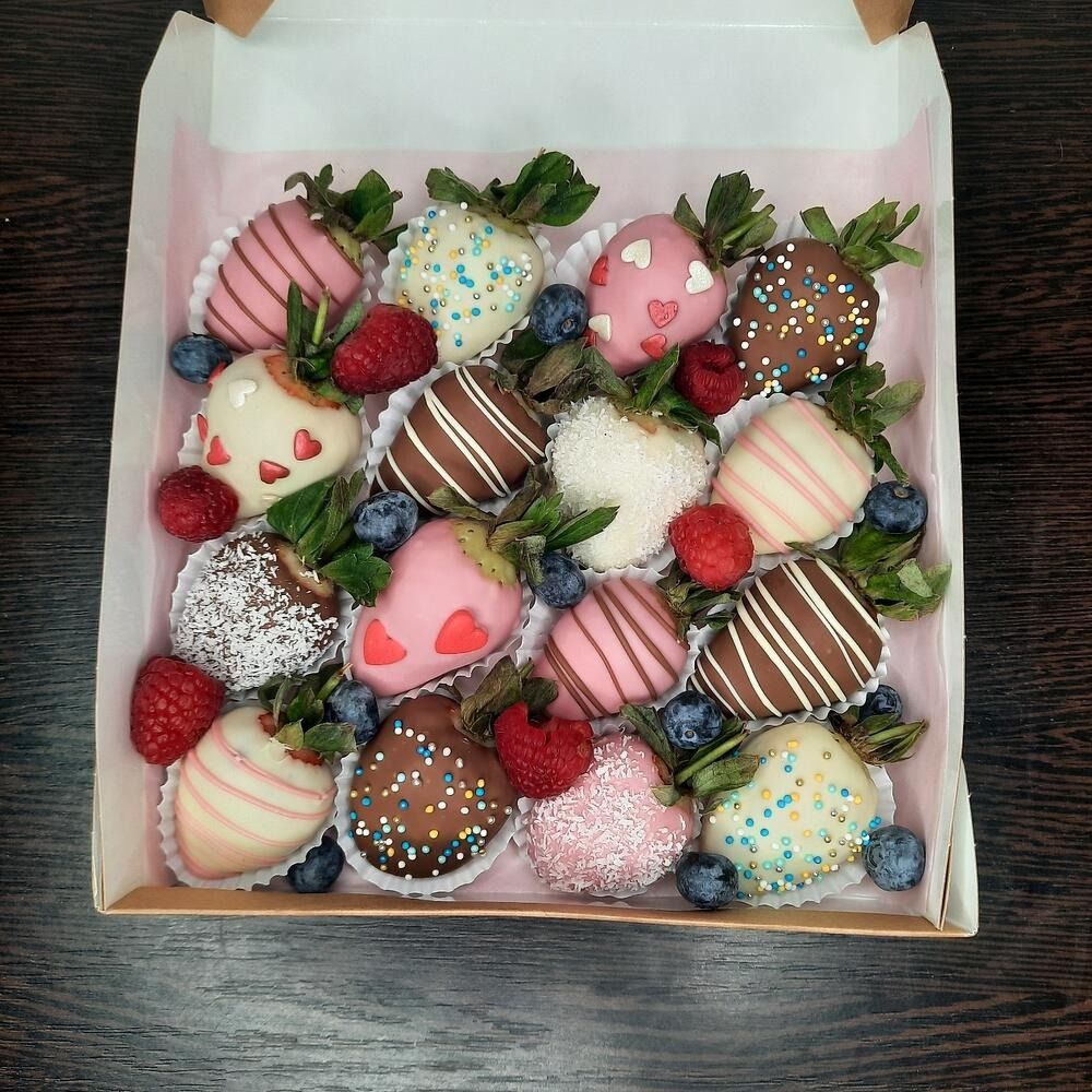 Berry love box from 44 $ – Edible Bouquets Delivery Online