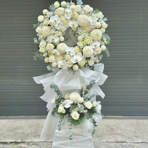 Arrangiamento 'Ricordo eterno: un tributo floreale bianco'