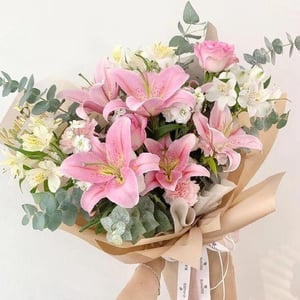 Ramo oriental de rosas lilium y alstro