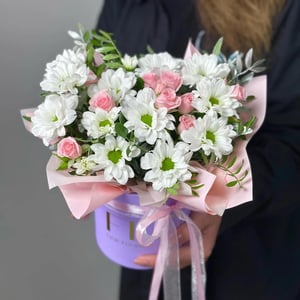 Hat box with flowers 'Daisies and spray roses arrangement'