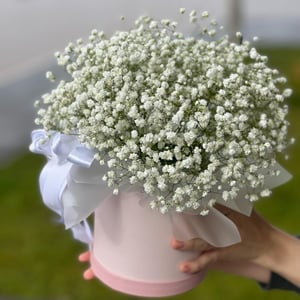 Hat box with flowers 'White gypsophila in a box'