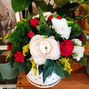 Hat box with flowers 'Celebration'