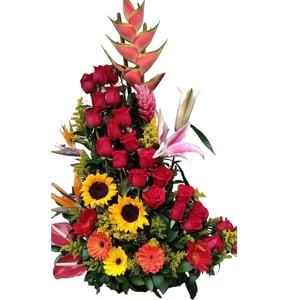 Arreglo surtido de rosas y exóticas