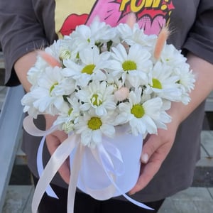 Hat box with flowers 'Composition 'A Slice of Warm Summer''