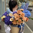 Hat box with flowers 'Heavenly Waltz'