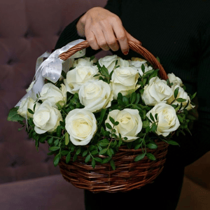 Flower basket 'Basket of white roses'