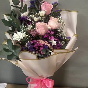 Bouquet of three pink roses