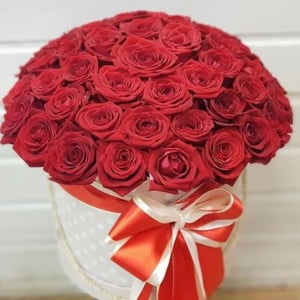 Hat box with flowers '35 Red Roses in a Box'