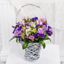 Flower basket 'Ladys Basket: Chrysanthemums and Alstroemerias'