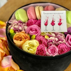 Blumen und Makronen in einer Box