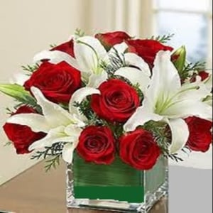 Arreglo bajo de rosas y lirios.