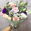 Mixed bouquet with roses and lisianthus