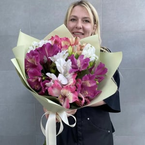 Mixed bouquet of 9 Alstroemerias