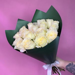 Bouquet 'Tender Roses, 17 stems, in emerald-green packaging.'