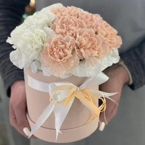 Hat box with flowers 'Inflorescence of beauty'
