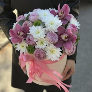 Hat box with flowers 'Arranged box 2'