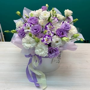 lisianthus en caja de sombrero