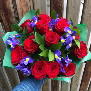 Ramo de rosas rojas e iris