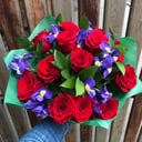 Blumenstrauß aus roten Rosen und Schwertlilien