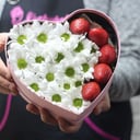 Blumenbox 'Composition of strawberries and chrysanthemums'