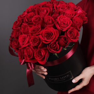 Hat box with flowers '51 Freedom rose in a hatbox Ecuador'