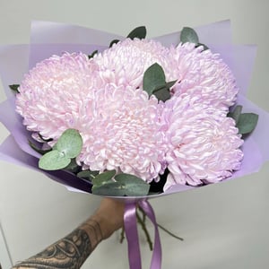 Blumenstrauß 'Fliederfarbene Chrysanthemen, 5 Stiele mit Eukalyptus'