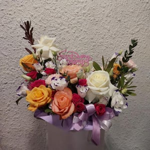 Hat box with flowers 'Clare'