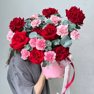 Blumenbox 'Eine Komposition aus filigranen Nelken und Rosen.'