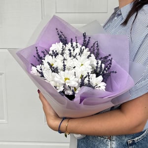 Blumenstrauß aus weißer Chrysantheme mit Lavendel