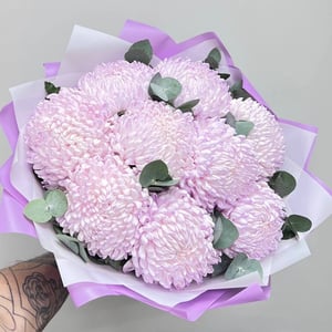 Blumenstrauß 'Lila Chrysanthemen, 9 Stiele mit Eukalyptus'