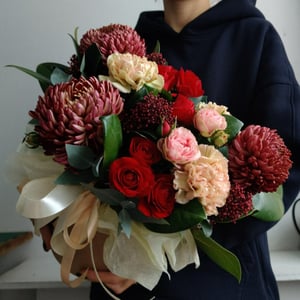 Hat box con fiori 'Crisantemi e rose da cespuglio'