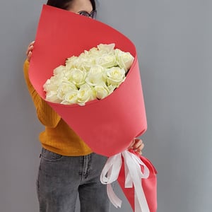 Blumenstrauß '21 weiße Rosen im Design'