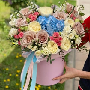 Blumenbox 'Composition of hydrangeas and roses'