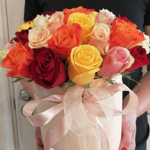 Hat box with flowers 'Composition of multi-colored roses'