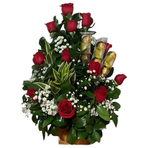 Blumengesteck aus Rosen und Pralinen